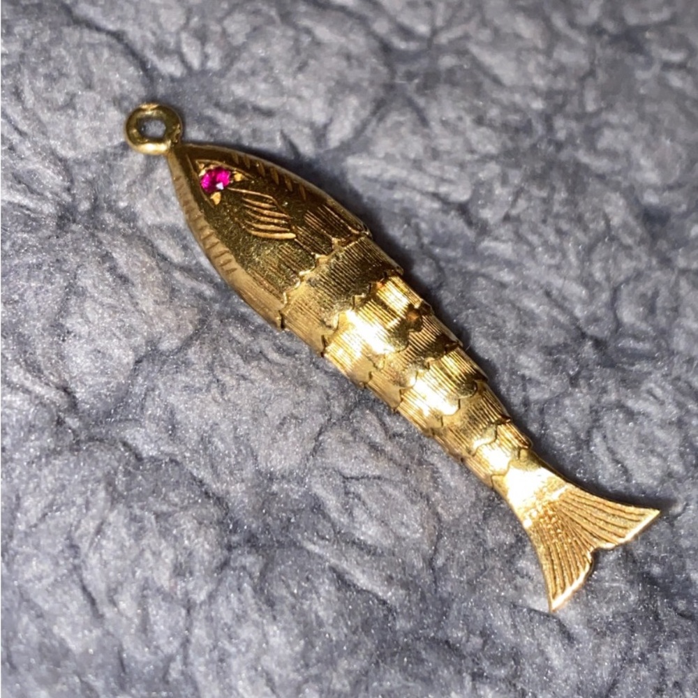 18k articulated fish